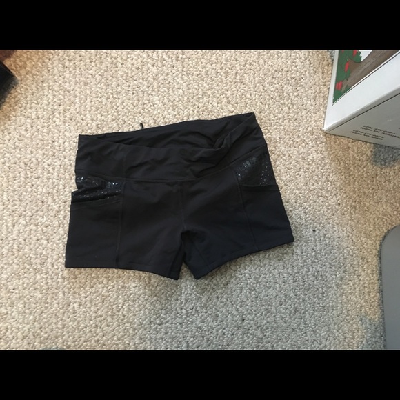 Lulu shorts size 4 - Picture 3 of 6